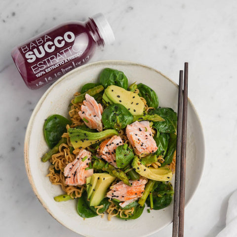 Soba con salmone e spinaci