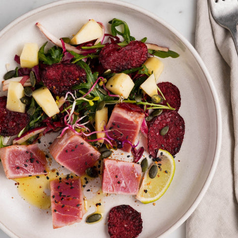 INSALATA TIEPIDA DI TONNO, MELA E BARBABIETOLA